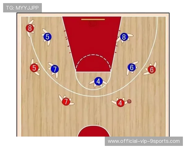 河南队周大地回撤接球，直传穿透两道防守线